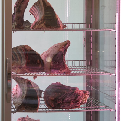 Cave de maturation de viande à l'Atelier des Bouchers à Millau, Aveyron